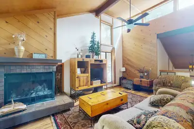 Image de Condo pour chien avec foyer au bois, terrasse, piscine commune et bain à remous