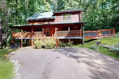 Image de Maison familiale cabine w / bain à remous privé, baignoire jacuzzi.