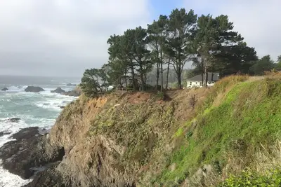 Image de Bluff House - une magnifique maison en bord de mer à une courte distance de la ville.