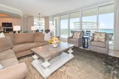 Image de Condo spacieux avec grand balcon et 3 lits, 3 salles de bain! 🌴