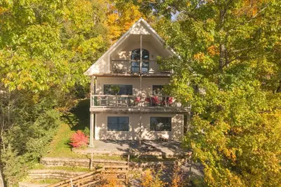 Image de English Lakehouse: \"Vues spectaculaires sur la route des vins du lac Seneca\"