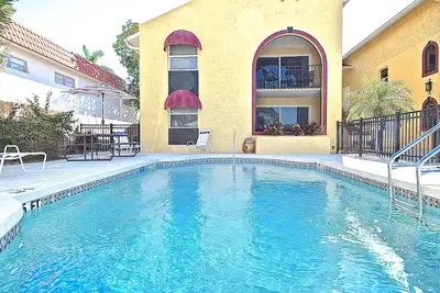 Image de Rénové! Minutes à Siesta Key. Super propre! Super tarifs d'été!