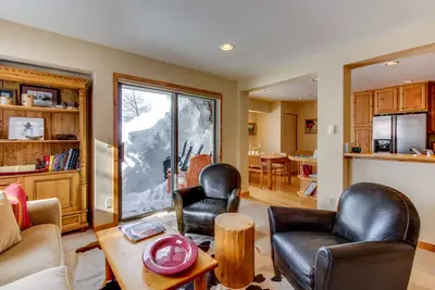 Image de Charmant condo avec piscine partagée Bluff, et un bain à remous vue sur la montagne magnifique