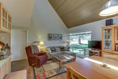 Image de Condo adapté aux chiens avec passes Sharc pour six et de superbes vues sur le golf!