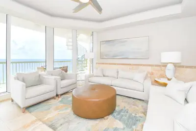 Image de Penthouse spacieux en bord de mer avec terrasse privée sur le toit!