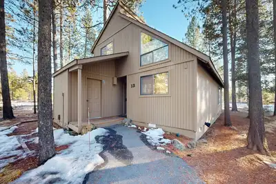 Image de Récemment rénové, maison pour chiens avec bain à remous privé, terrasse et forfaits Sharc!