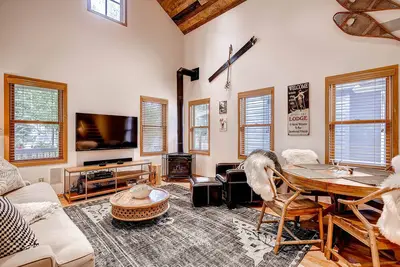 Image de Détendez-vous dans votre bain à remous privé dans ce pittoresque Downtown Breck Victorian