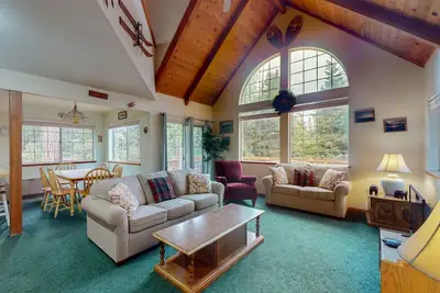 Image de Classique charmante maison familiale avec emplacement privilégié et vaste terrasse