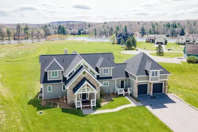 Image de Wine and Roses - Grande maison au bord du lac / du golf dans les espaces verts