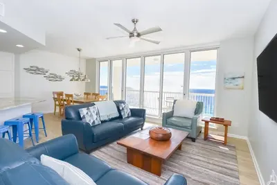 Image de Condo en bord de mer récemment rénové avec balcon privé! 🌴