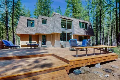 Image de Cabine pour les chiens avec bain à remous privé, superbe terrasse et accès à la piscine commune, sauna