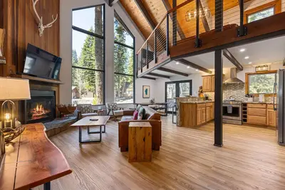 Image de Quatre sommets - 4br avec bain à remous et table de billard - Chiens Ok - À partir de 275 $ / nuit