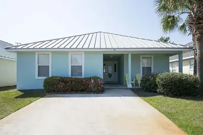 Image de Près de la plage avec des piscines communautaires!