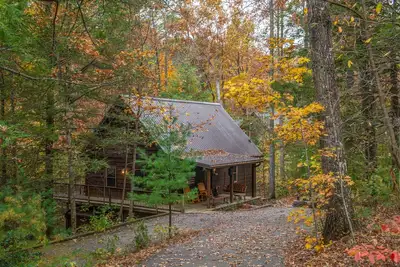 Image de Cabine spacieuse dans les bois avec bain à remous et accès à la piscine / bassin de pêche partagé en saison