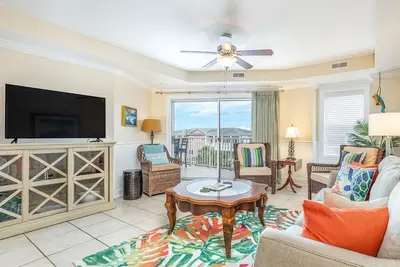 Image de Ocean View Condo avec piscines communautaires, décor élégant, parfait pour les couples ou une escapade entre amis