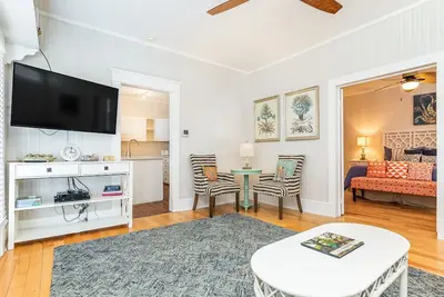 Image de Maison historique Tybee appartement avec vue sur la mer, à seulement 1/2 pâté de maisons de South End Beach