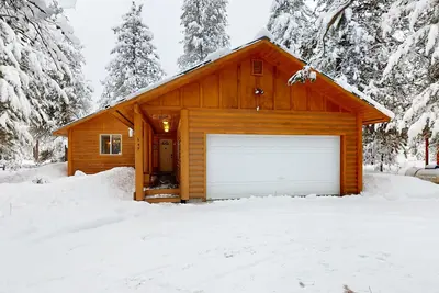 Image de Cabane forestière d'inspiration rustique avec un décor vintage près du centre-ville de McCall!