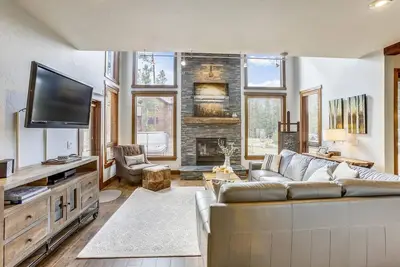 Image de Maison rénovée avec une vue sur la chaîne des dix milles, salle de billard et remises dans les bains à remous!