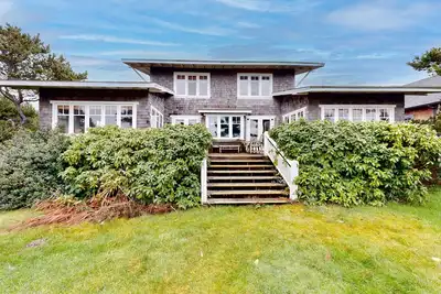 Image de Spacieux, maison de bord de mer w / terrasse expansive et confort moderne - étapes à la plage!