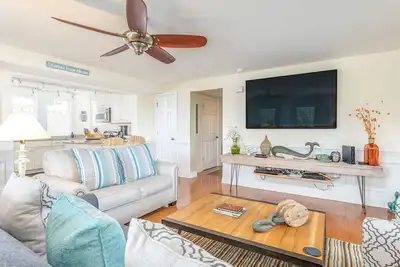 Image de Condo élégant au dernier étage avec piscine commune sur le toit, 1 pâté de maisons à la plage, plusieurs balcons, ascenseur