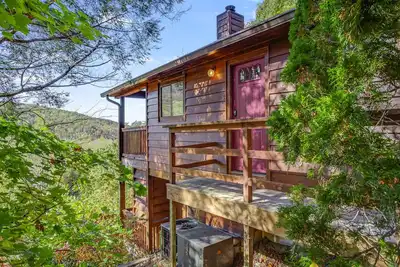 Image de Naughty by Nature, 1 chambre, 2 personnes, bain à remous, vue sur la montagne, WiFi