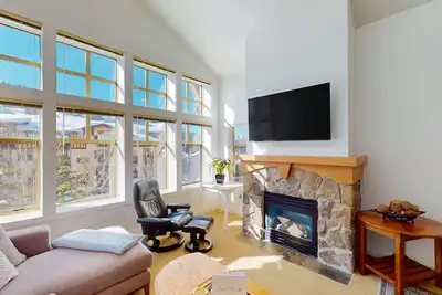 Image de condo / ski-out Ski-in avec bain à remous partagé, piscine et plus - des vues impressionnantes!
