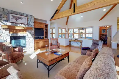 Image de Maison de luxe avec des installations haut de gamme, bain à remous privé, piscine partagée et vue sur la montagne