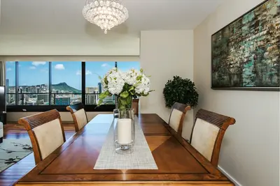 Image de Condo panoramique avec vue sur l'océan et beaucoup de commodités à Canterbury Place