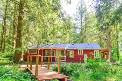 Image de Charmant chalet au bord de la rivière avec foyer, équipements mis à jour, terrasse et grill!