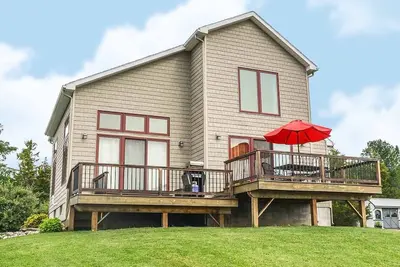 Image de Seneca Knoll: \"Magnifique maison sur mesure avec vue sur le lac Seneca\"