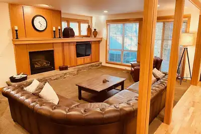 Image de Maison accueillante pour les chiens par village avec jacuzzi privé et Sharc passe sur une piste cyclable!