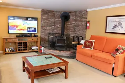 Image de Condo de luxe à une chambre # 7 SkiOnSkiOff Great Eastern Ski Trail!