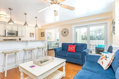 Image de Condo 2 chambres avec Shared Rooftop Pool, Seulement 1 bloc de la plage, parfait pour 2 couples ou famille