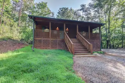 Image de Spacieux, cabine de chien-friendly avec terrasse moustiquaire, d'un bain à remous privé, et firepit