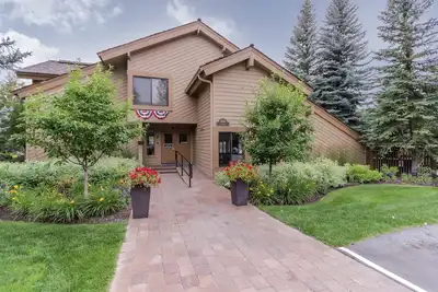 Image de Chalet de style condo w / baignoire et piscine chaude partagée, à pied de pistes!
