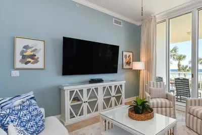 Image de Style côtier haut de gamme dans une escapade de quatre chambres en bord de mer!