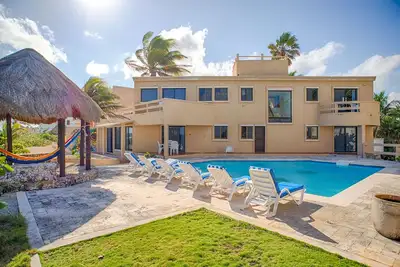 Image de Akumal Oceanfront avec suites de 3 chambres, piscine en bord de mer, palapa, Ac, Wifi.