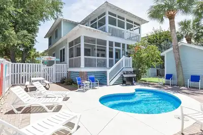 Image de Grande maison, piscine privée, 2 maîtres, 2 vérandas et un green privé!