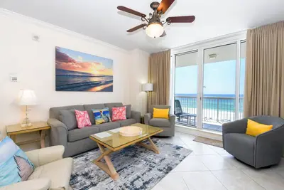 Image de Condo en bord de mer chic et Beachy mis à jour avec balcon privé!