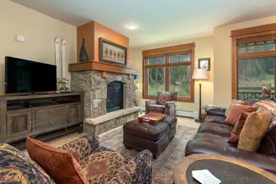 Image de Condo haut de gamme skis aux pieds, très grand lit, buanderie privée, Wifi gratuit