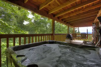 Image de 1 chambre 1 salle de bain avec une vue magnifique sur Mountain Bluff!