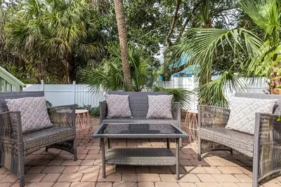 Image de Belle maison mise à jour avec piscine privée située dans un quartier calme, idéal pour les familles