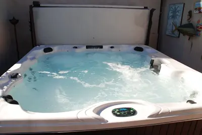 Image de Ocean Beach Casita avec bain à remous, vues et garage!