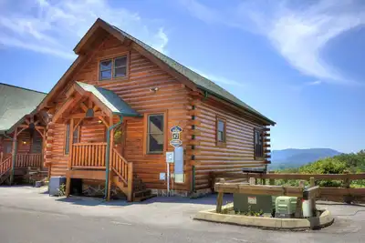 Image de Pigeon Forge View cabane en rondins avec accès à la piscine, jeu d'arcade et vues!