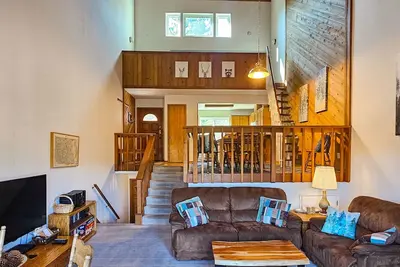 Image de Ce condo offre une vue sur la forêt, la montagne et le lac filtré - très bien situé!