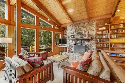 Image de Charme, chien-friendly cabine lodge de deux étages w / pont - idéal pour les familles!