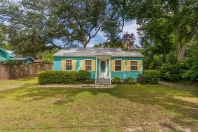 Image de Animaux acceptés Cottage in Village Location!