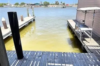 Image de South Harbor Condo. Trois chambres à coucher, trois salles de bain. Slip bateau privé. Lumière de pêche de nuit. Grande terrasse