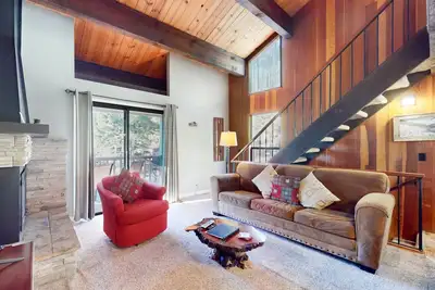 Image de Magnifique condo avec piscine et courts de tennis partagés, à proximité de Northstar!