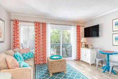 Image de Professionnellement décoré avec lit King et laveuse / sécheuse, marches à la plage et à la piscine!